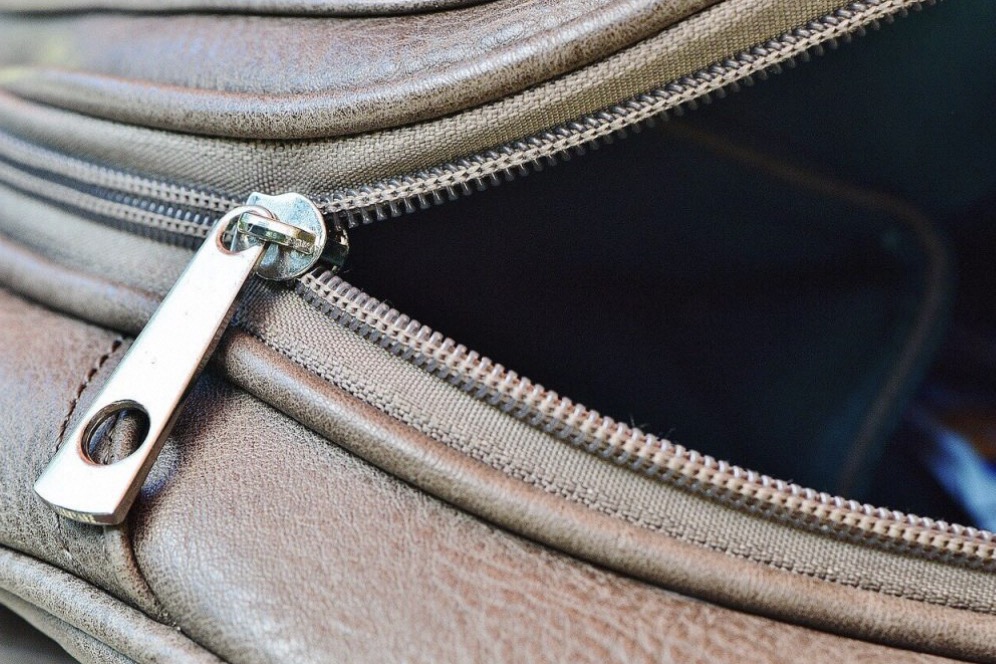 how to put a zipper back on a backpack